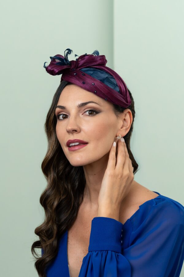 Tocado de invitada floral azul y rosa