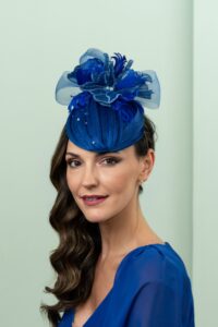 Tocado de invitada floral azul y fucsia