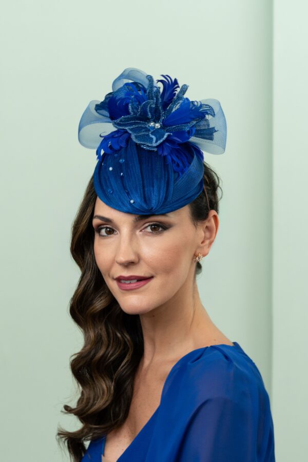 Tocado de invitada floral azul y fucsia