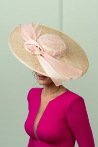 Tocado de invitada floral rosa y azul