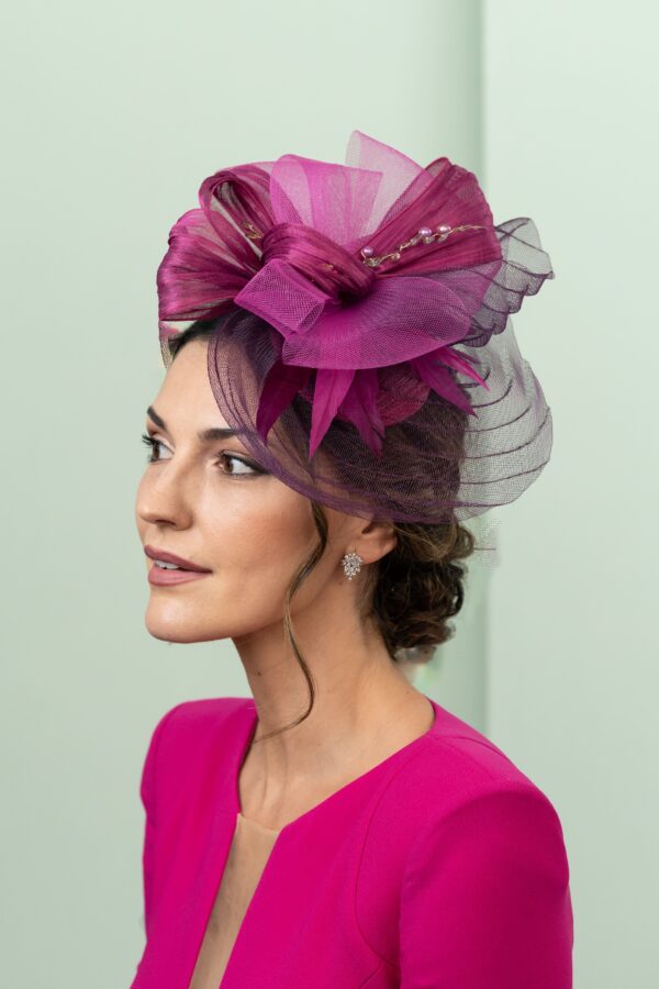 Tocado de invitada floral azul y fucsia