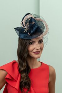 Tocado de invitada floral azul y rosa