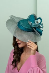 Tocado de invitada floral azul y verde