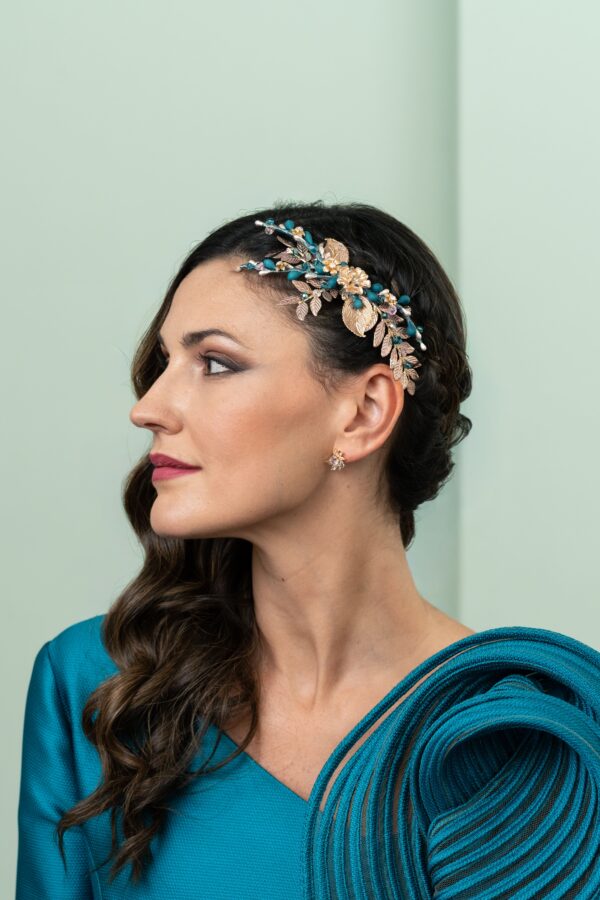 Tocado de invitada floral azul y rosa