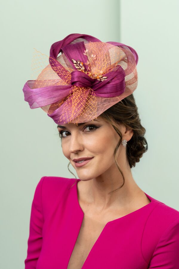 Tocado de invitada floral fucsia y azul