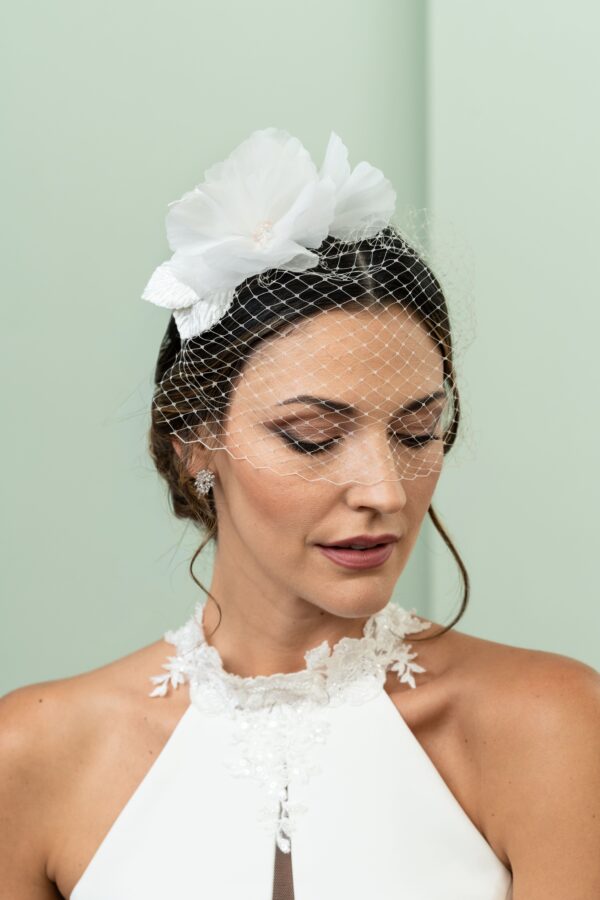 Tocado de novia con flores y hojas doradas