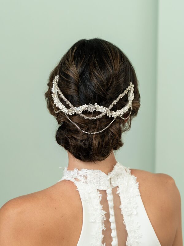 Tiara de novia floral con detalles azules