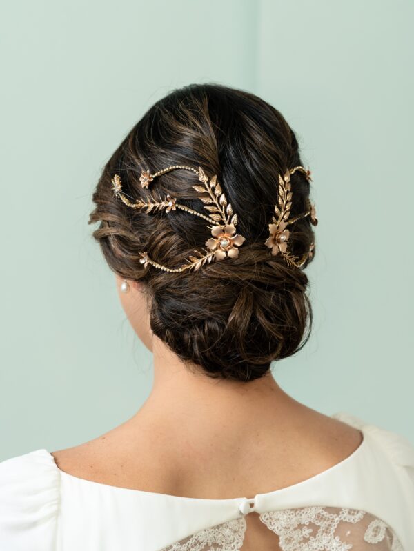 Tiara de novia dorada con flores