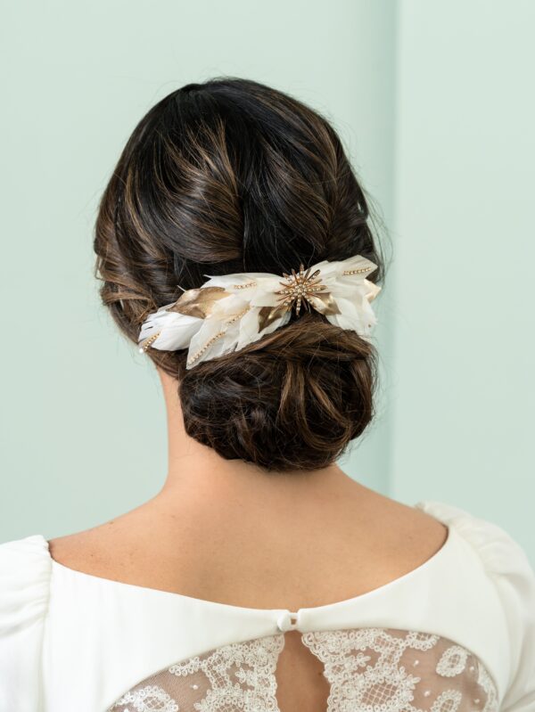 Tocado de novia floral blanco y azul