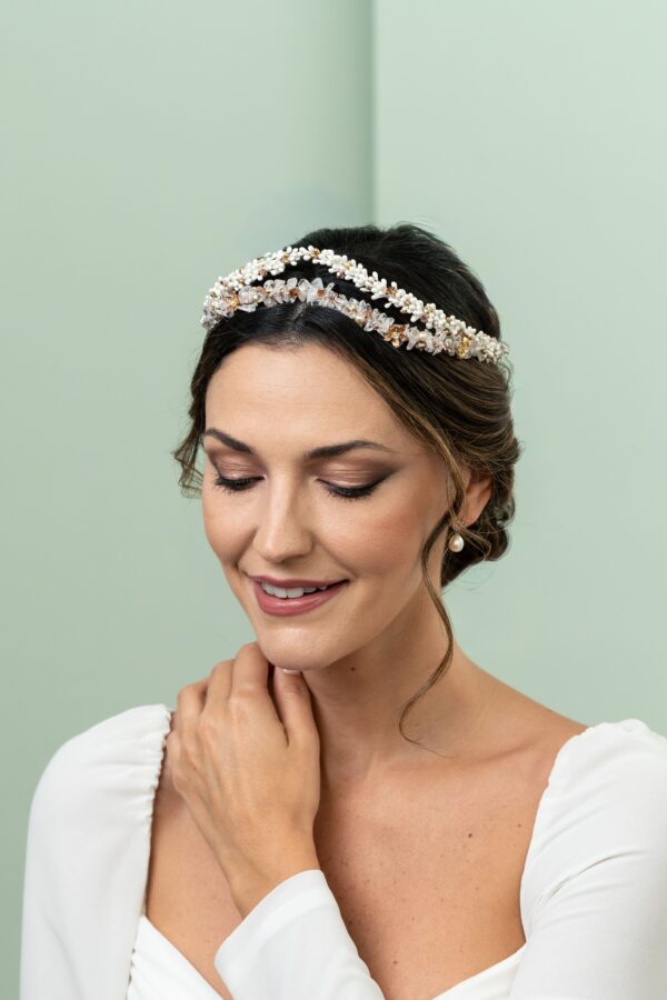 Tocado de novia floral con detalles dorados