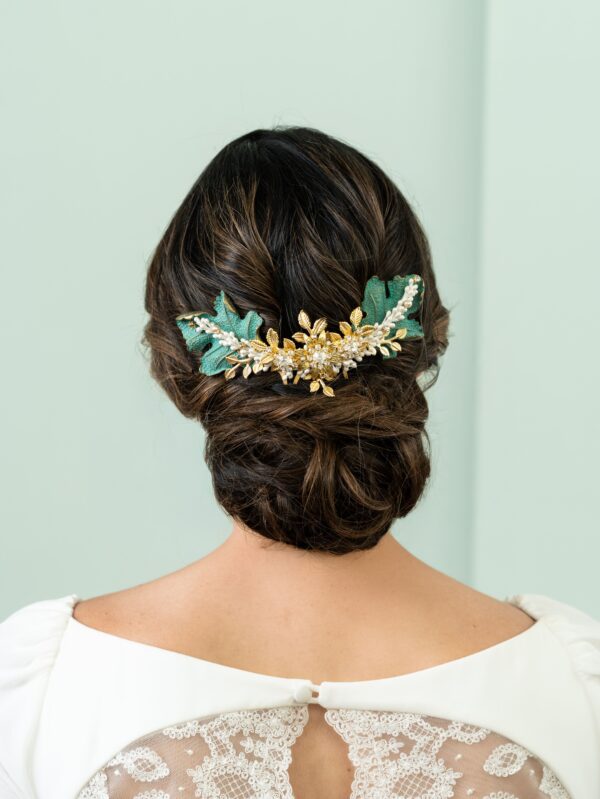 Tocado de novia con flores azules