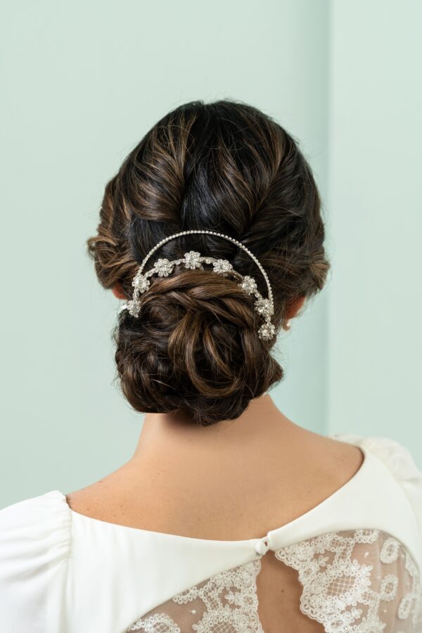 Tocado de novia floral con volumen