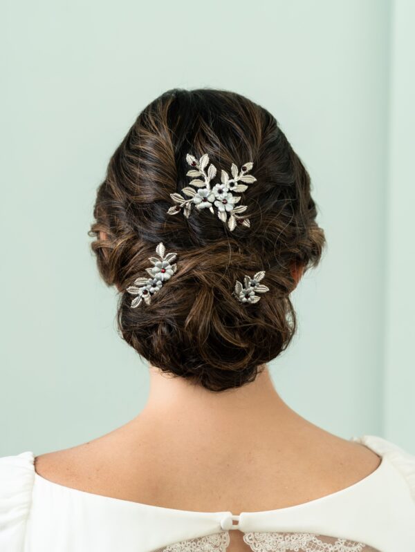 Tocado de novia floral con detalles de luz