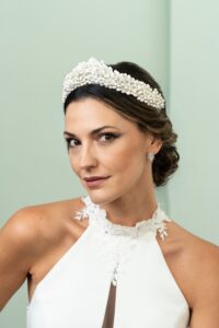 Tocado de novia con flores blancas y azules
