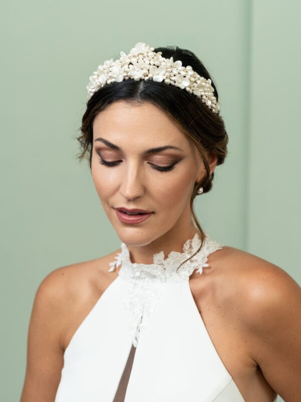 Tiara de novia con flores blancas y doradas