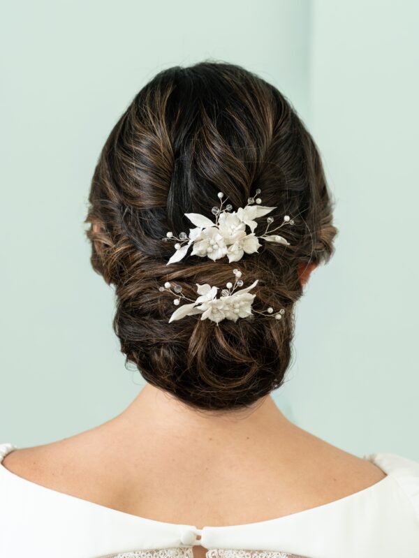 Tocado de novia con flores y detalles celestes