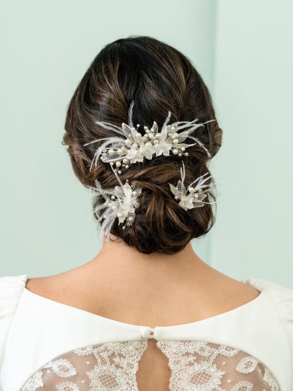 Tiara de novia con flores blancas
