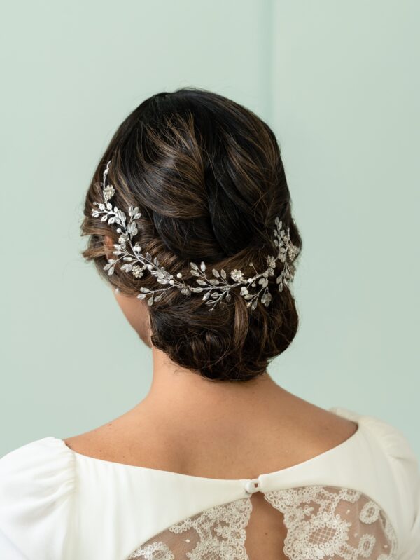 Tocado de novia con flores celestes y brillo