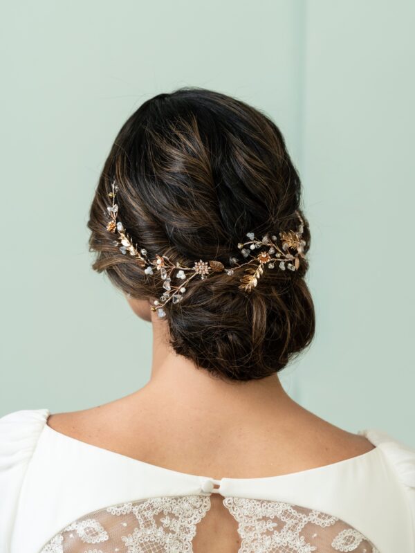 Tocado de novia con flores y hojas