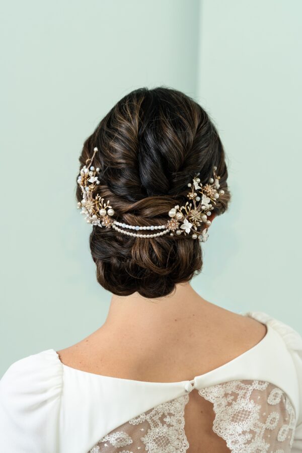 Tocado de novia floral en tonos azules