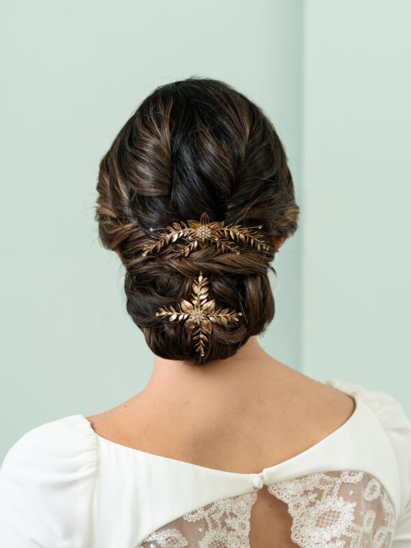 Tocado de novia con flores azules y blancas