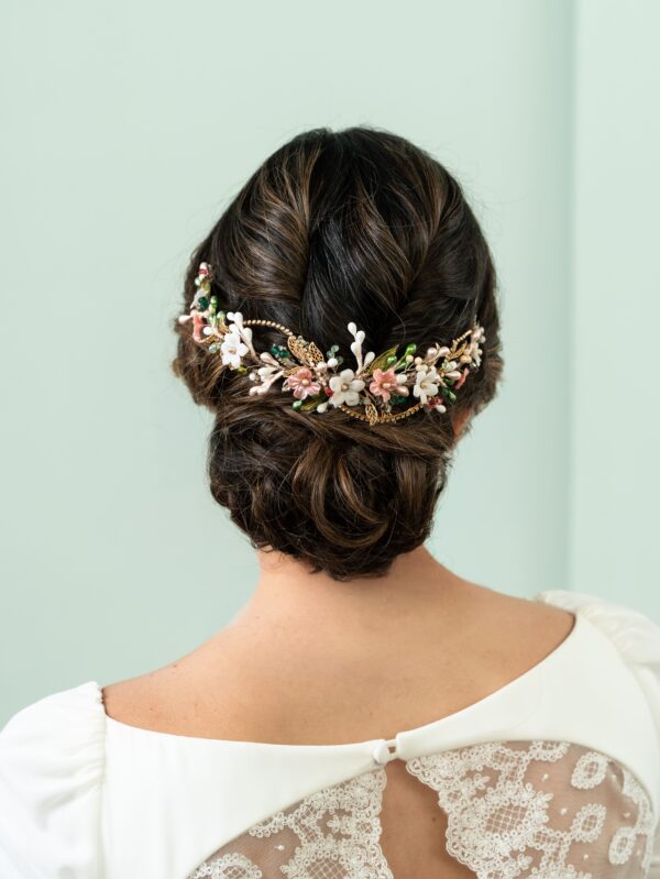 Tiara de novia con flores celestes