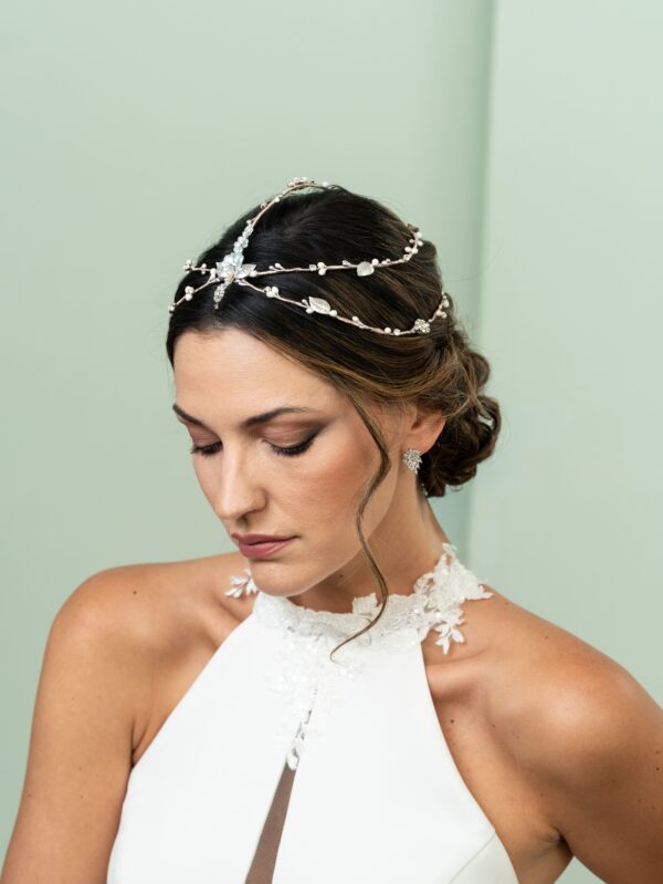 Tocado de novia floral blanco y celeste