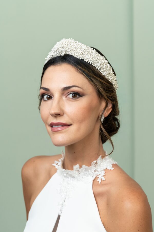 Tocado de novia floral con flores blancas