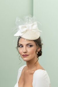 Tocado de novia floral blanco y azul