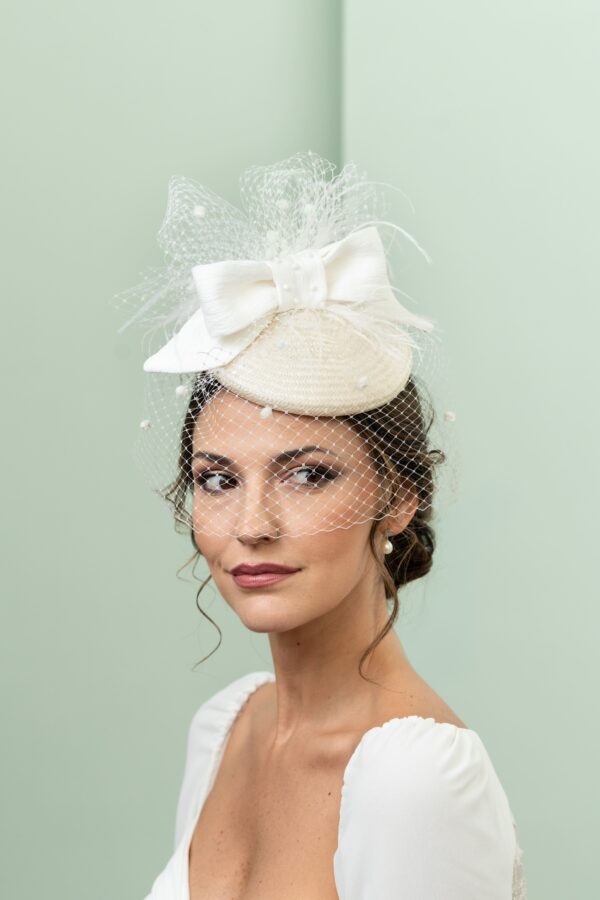 Tocado de novia floral blanco y azul