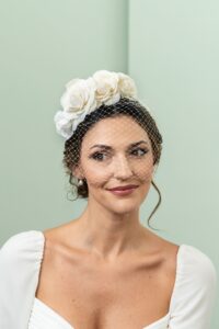 Tiara de novia con flores y hojas doradas