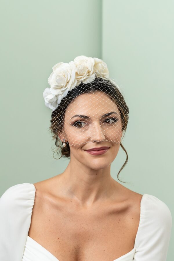 Tiara de novia con flores y hojas doradas